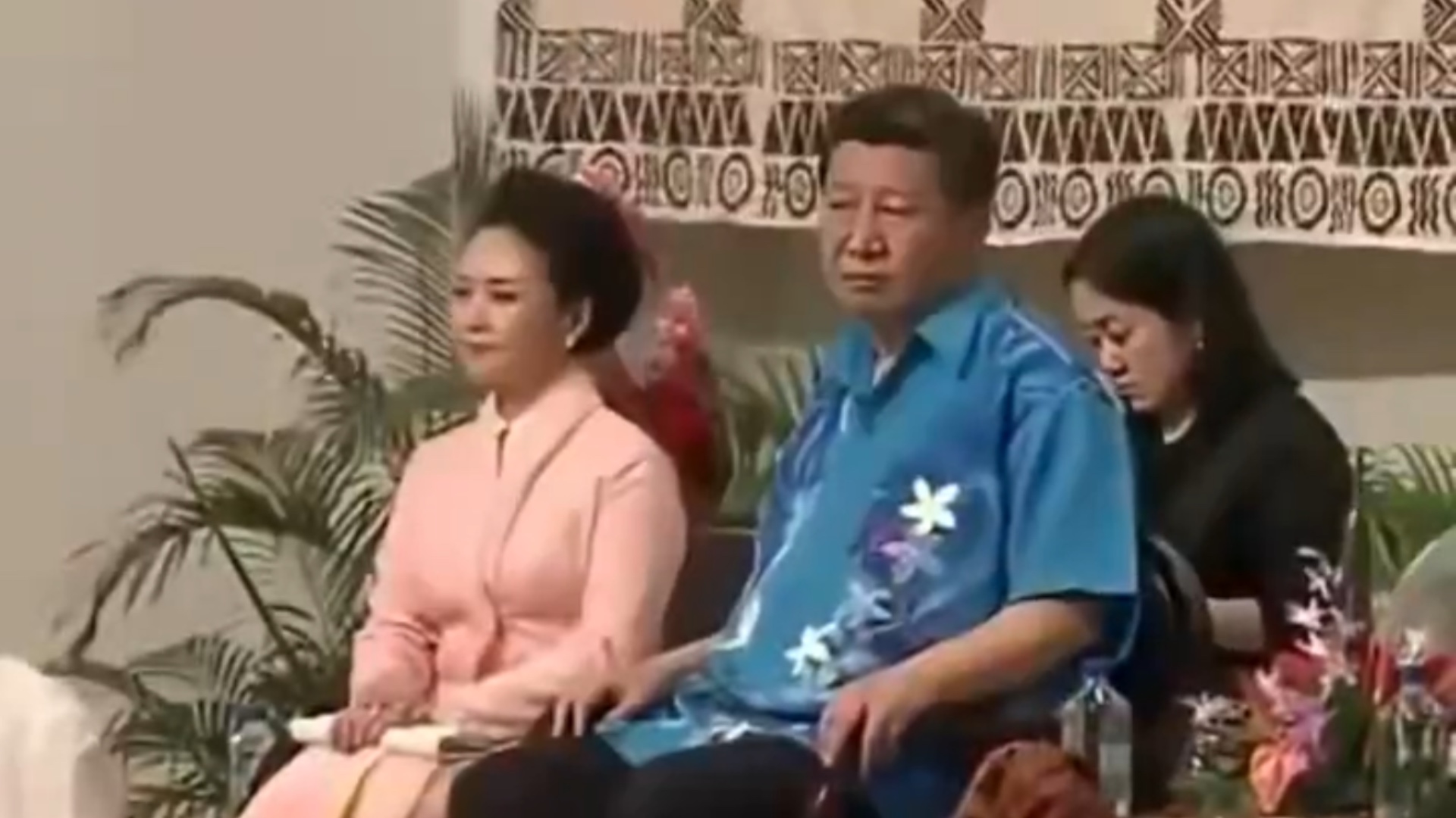 吹嘘“引领人类方向”，现场尽显“昏沉疲态”：小伙用一句二愣子，扯下了习近平的领袖滤镜