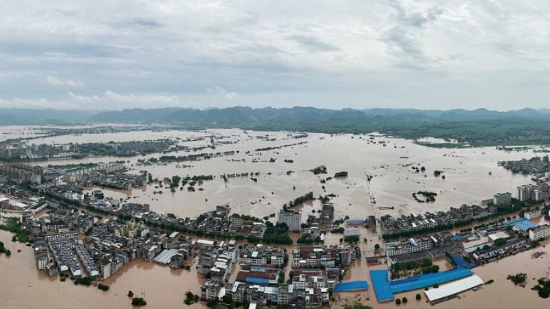 广西又进洪水：宁明居民乘橡皮艇撤离，5.4万人转移背后是一个月内第二次灾难考验