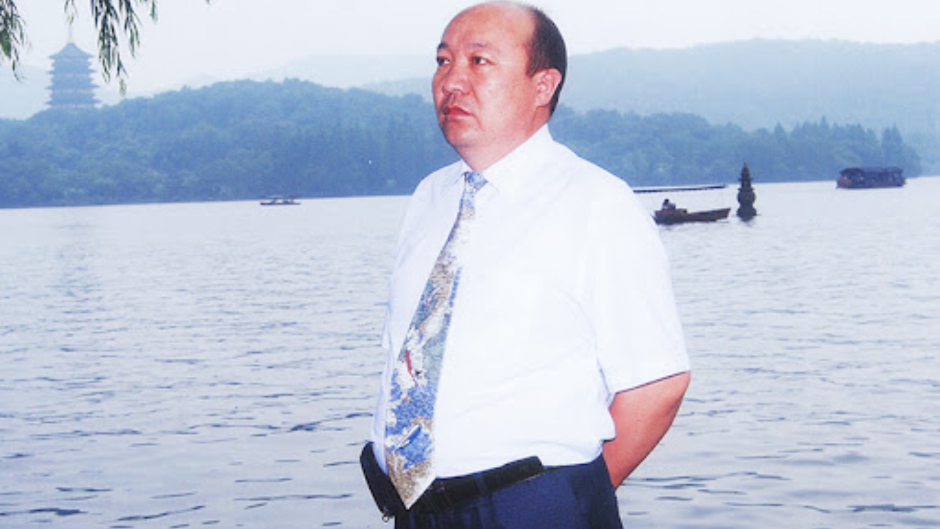 从春晚知名笑星到中共政治犯：新疆哈萨克族作家恩斯·热斯汉拒签“认罪书” 暴政株连海外亲属