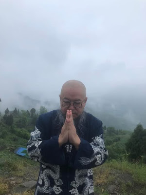 图1：独立思想者与诗人季风在山间合十祈祷