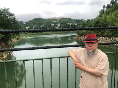 图2：季风在湖边铁栏前，折射其“国家囚徒”的境遇