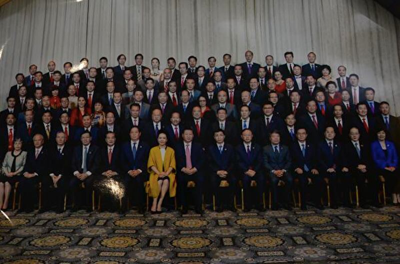 RFA报道所载2015年纽约公开合影,报道标注安全忠位于第二排右二,并称图片取自纽约东区联邦法庭文件。