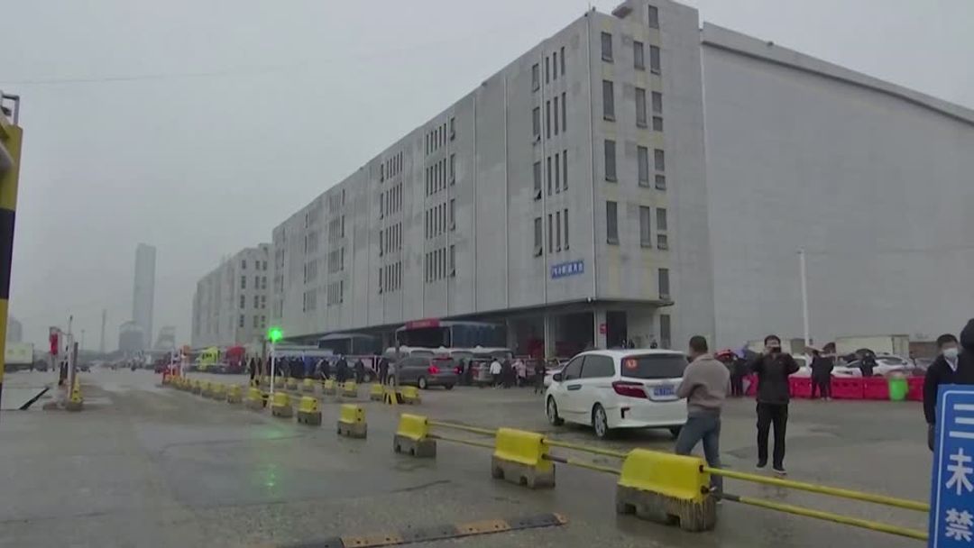 资料图:2021年1月31日,世界卫生组织新冠溯源专家组访问武汉华南海鲜市场|来源:Reuters