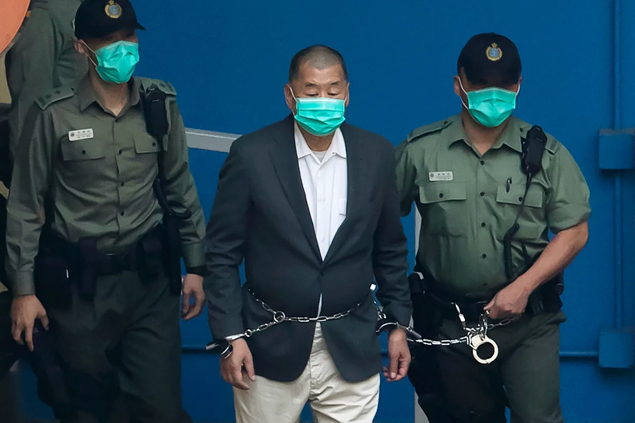资料图:黎智英在香港法院出庭时由惩教人员押送|来源:AP / Yahoo Noticias