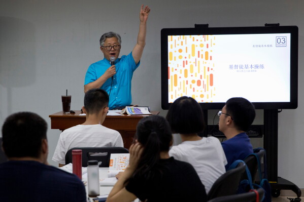 资料图:2018年8月4日,北京锡安教会牧师金明日在教会课程中授课。图片来源:AP Photo / Ng Han Guan|来源:Associated Press / Ng Han Guan