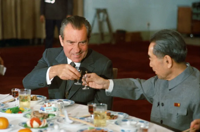 1972年2月24日,尼克松与周恩来在北京人民大会堂国宴上举杯|来源:U.S. National Archives / Richard Nixon Presidential Library