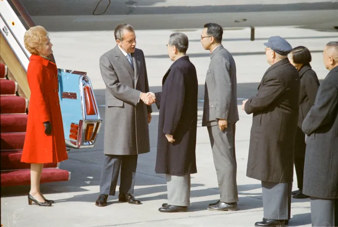 1972年2月21日,尼克松抵达北京后与周恩来握手|来源:U.S. National Archives / Richard Nixon Presidential Library