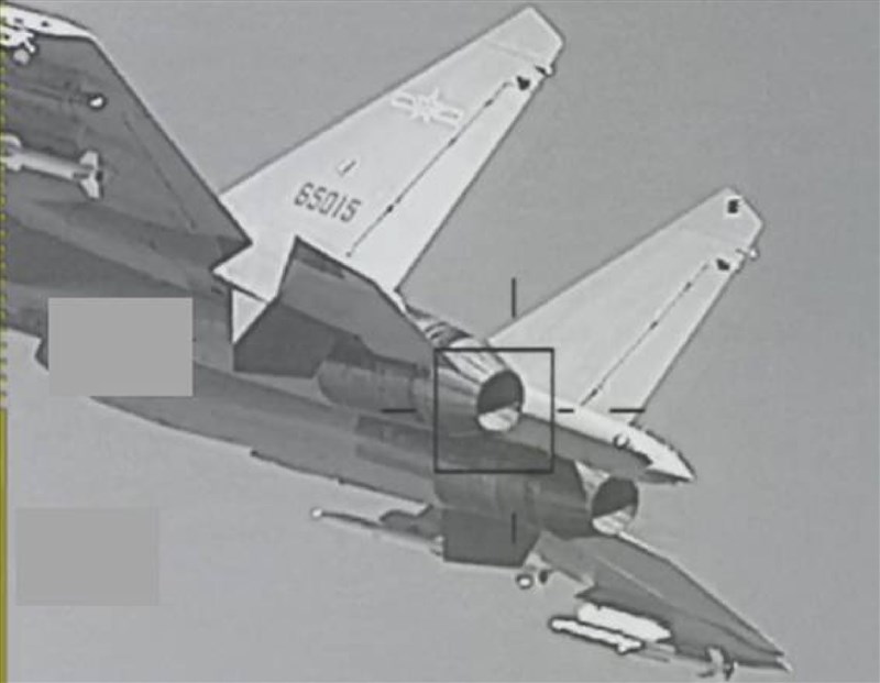 资料图:台湾军方F-16V使用狙击手先进瞄准吊舱拍摄到解放军J-16战机。台湾国防部2026年5月19日公布|来源:中央社/照片由台湾国防部提供