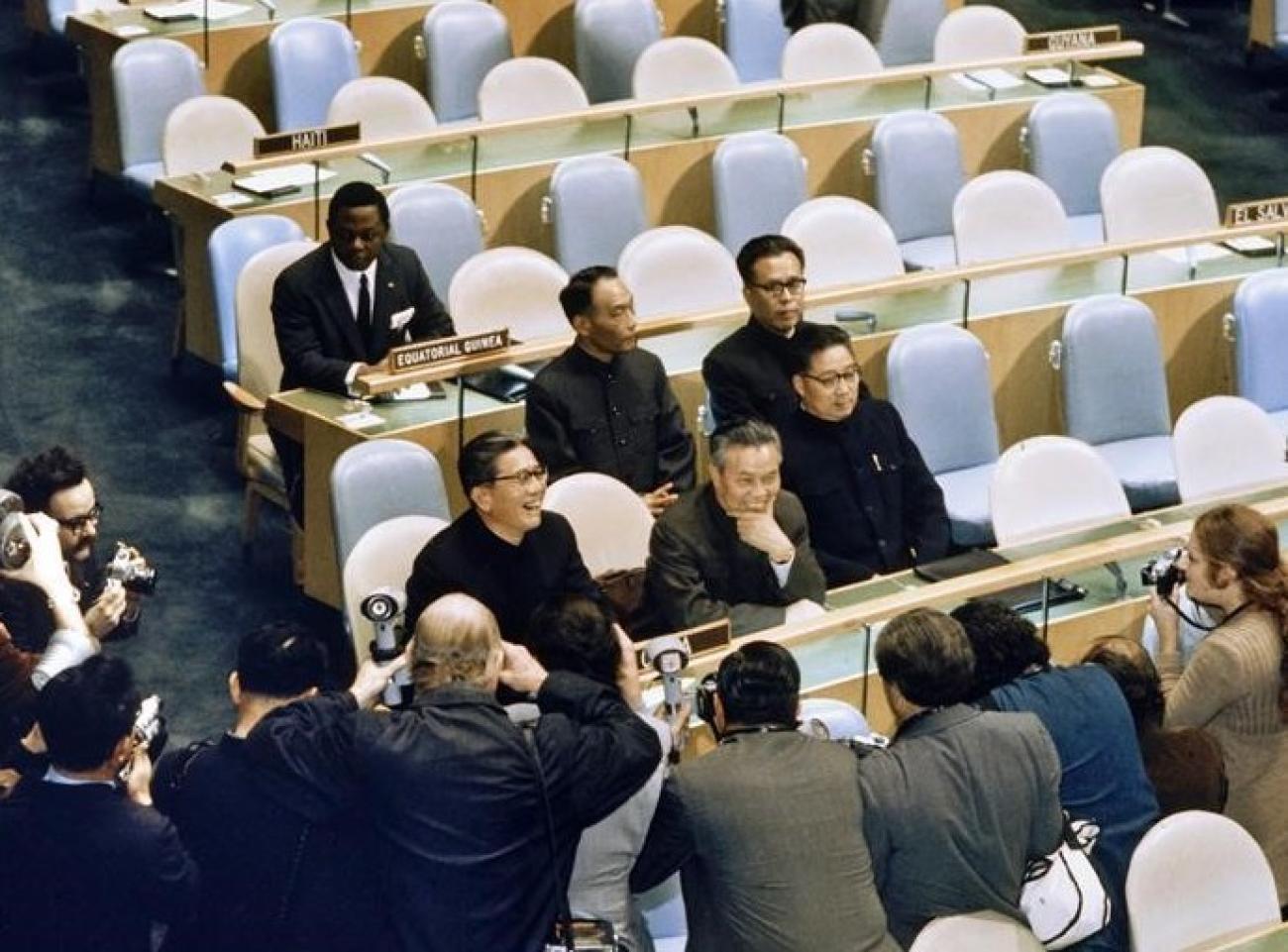 1971年10月，中华人民共和国代表团首次在纽约联合国大会厅就座。联合国中国官网图片，原图署名新华社｜来源：United Nations in China