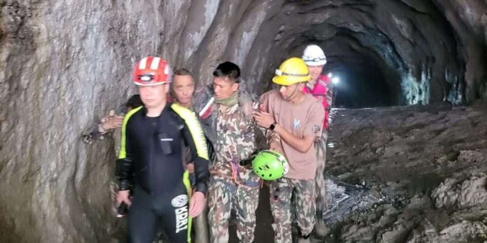 9月5日,Upper Trishuli-1水电项目隧道救援现场。尼泊尔军方与韩国救援队救出一名中国工人|来源:Public Service Broadcasting Radio Nepal / Nepali Army