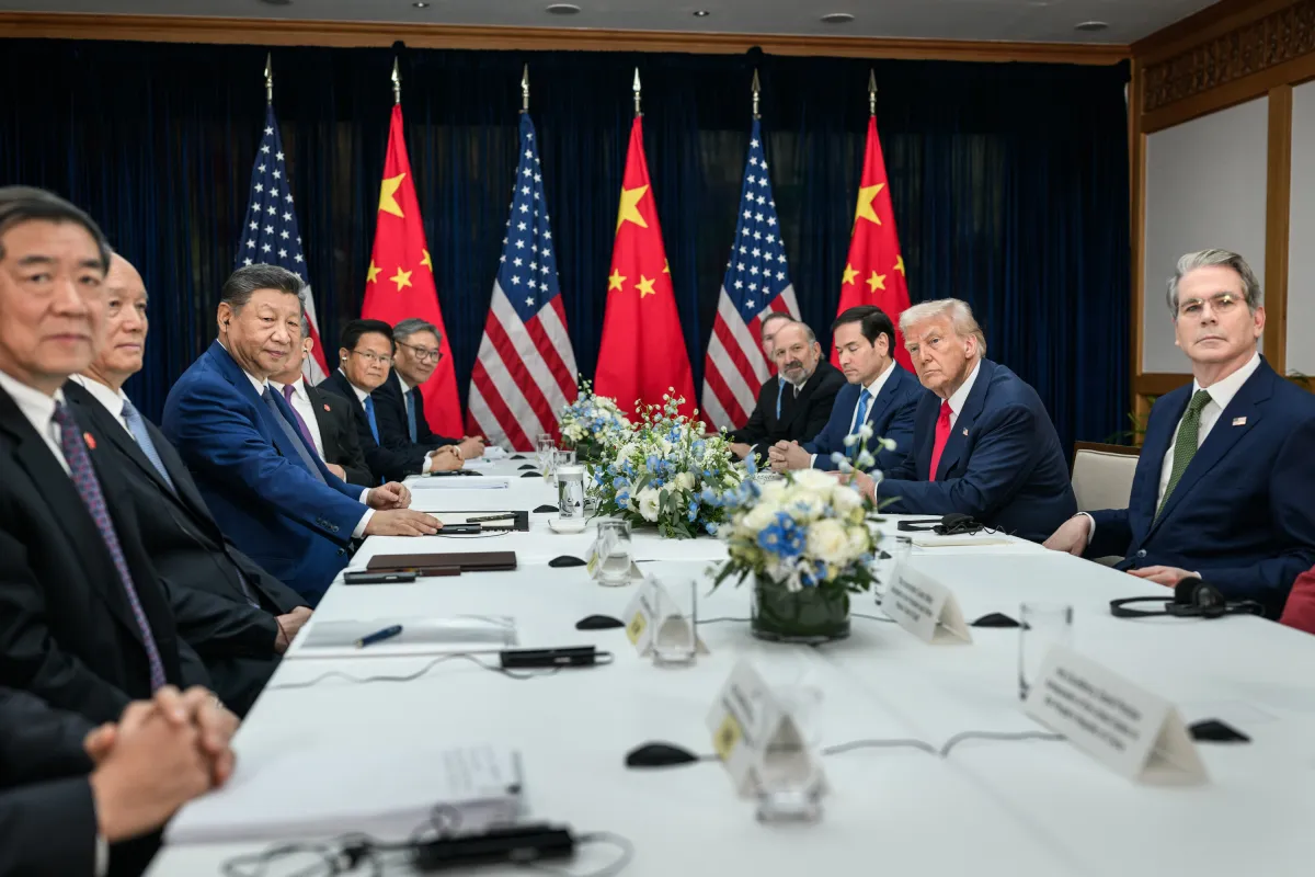 资料图:特朗普与习近平在2025年10月30日釜山举行双边会谈。白宫官方照片,Daniel Torok摄|来源:The White House