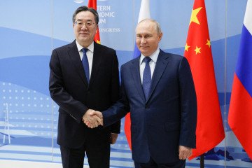 中国官员与俄罗斯总统普京会晤资料图。来源：UNITED24 Media / Getty Images