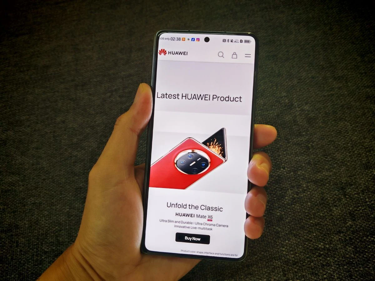 一名用户手持华为Mate X6智能手机浏览网页。资料图用于呈现华为手机实际使用场景,并非涉事具体机型。图片:ABS-CBN News