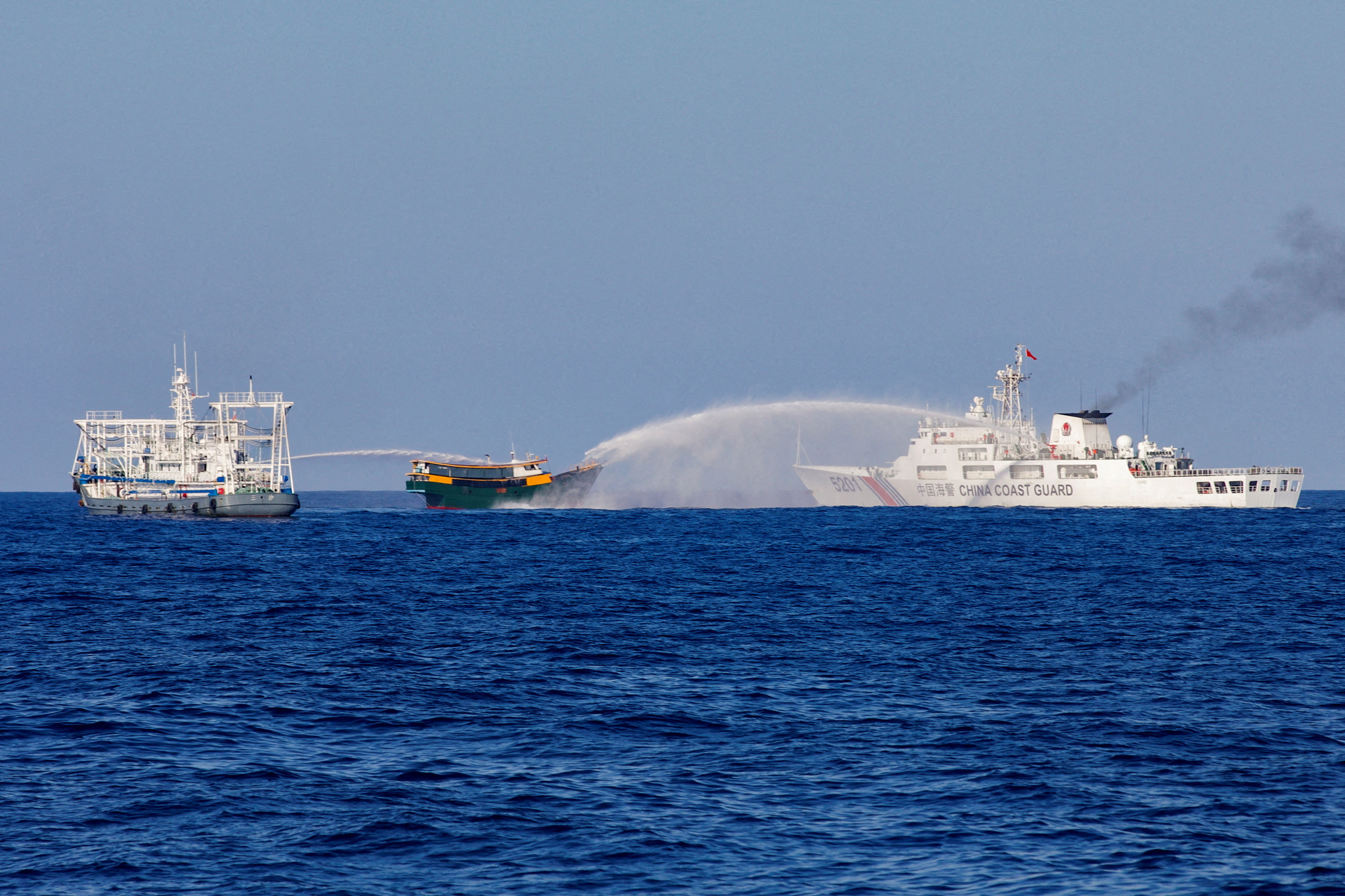 中国海警船在南海向菲律宾船只喷水资料图。来源:Reuters / Adrian Portugal