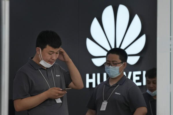 美国对华为的刑事案件与出口管制、实体清单等政策并行多年。图为北京华为门店资料图|来源:AP Photo / Ng Han Guan