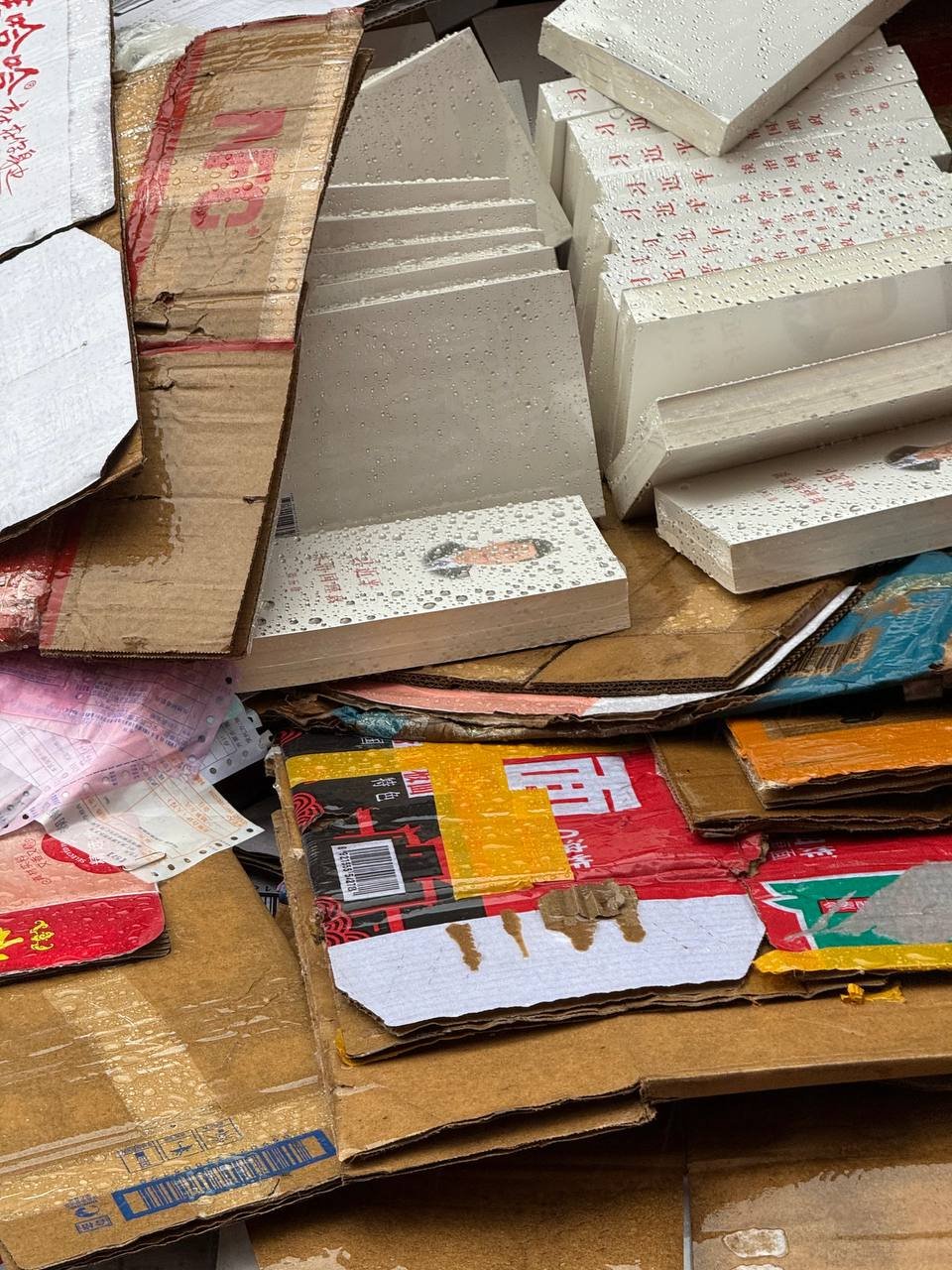 图片提供者称,照片拍摄于湖南,废品回收车辆上可见成摞白色精装书与废旧纸板。具体学校及处置原因尚待独立核实|来源:用户提供现场照片