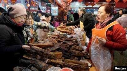 北京市场消费者选购食品,资料图|来源:Voice of America / Reuters