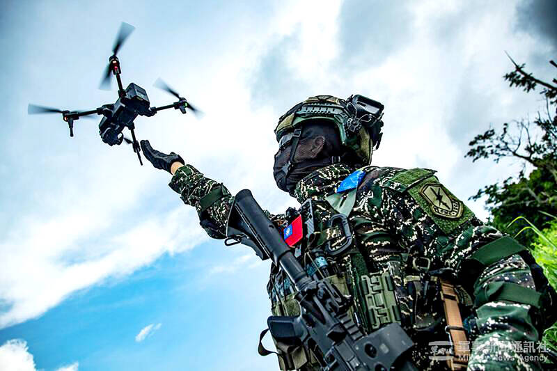 台湾军人操作无人机,资料图|来源:Taipei Times / Military News Agency
