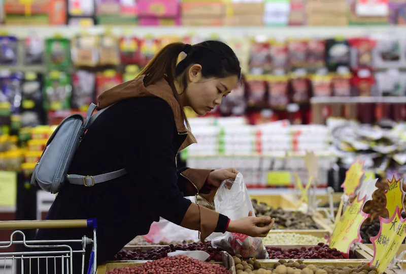 中国消费者在超市选购食品,资料图|来源:Radio Free Asia / AFP