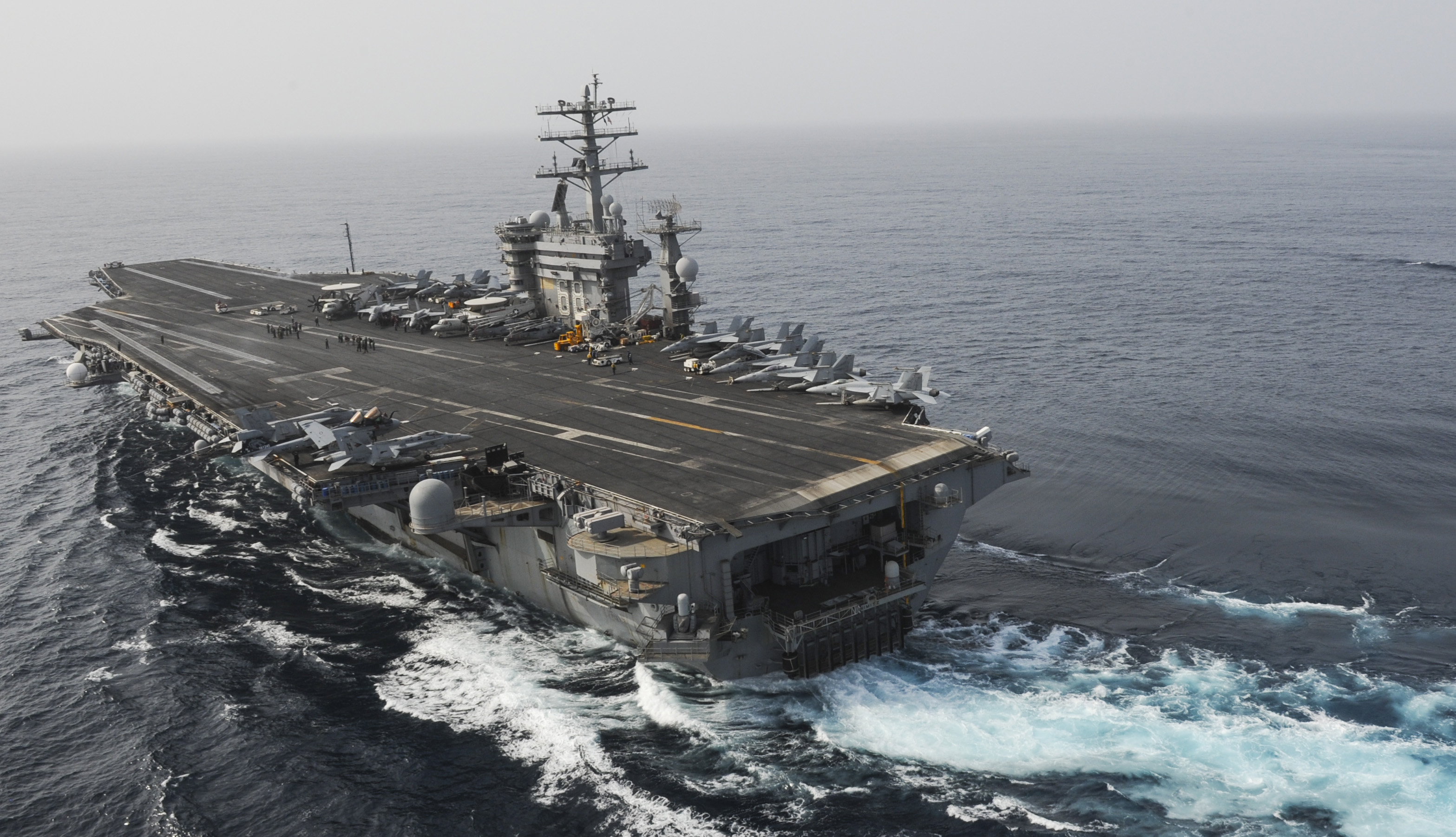 美军“尼米兹”号航空母舰航行于阿曼湾资料图|来源:U.S. Navy / Wikimedia Commons