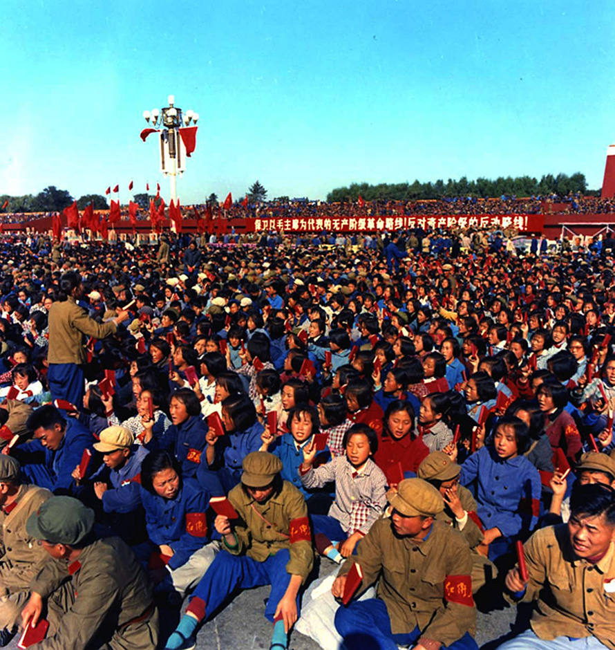 1966年9月15日,在天安门广场等待接见的红卫兵|来源:Wikimedia Commons;孟昭瑞摄