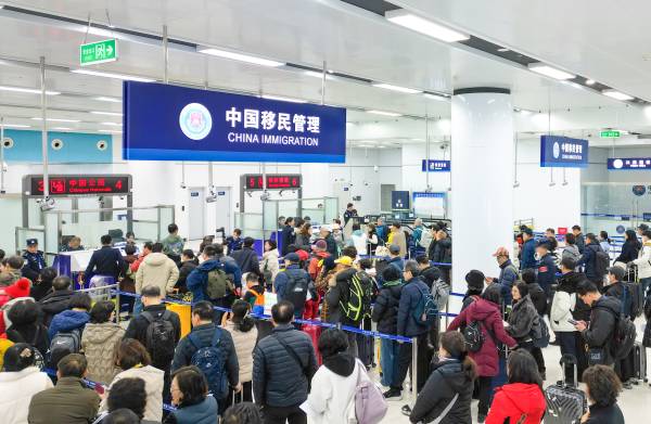 中国移民管理口岸旅客排队资料图|来源:视觉江苏
