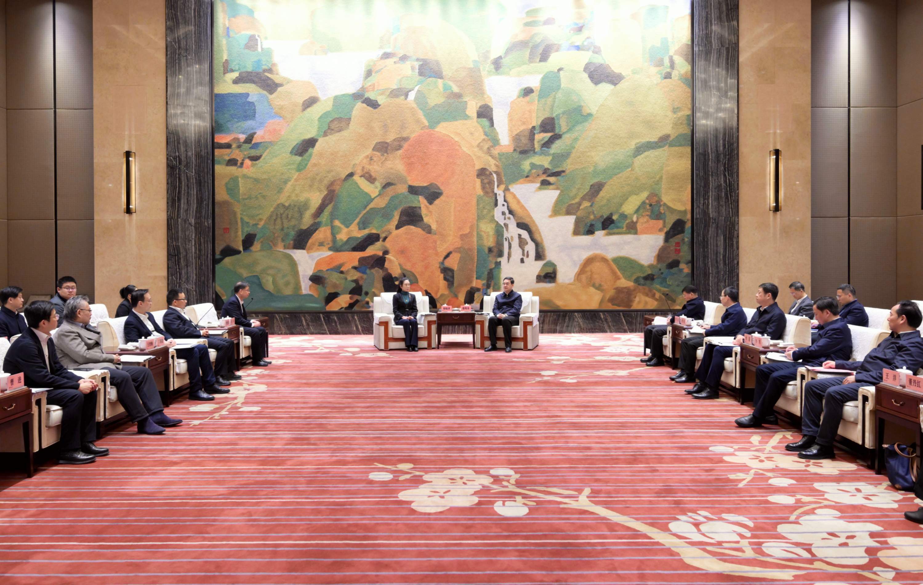 2026年1月，周晓萍参加武汉市政府公开会见活动现场｜来源：武汉市人民政府/长江日报