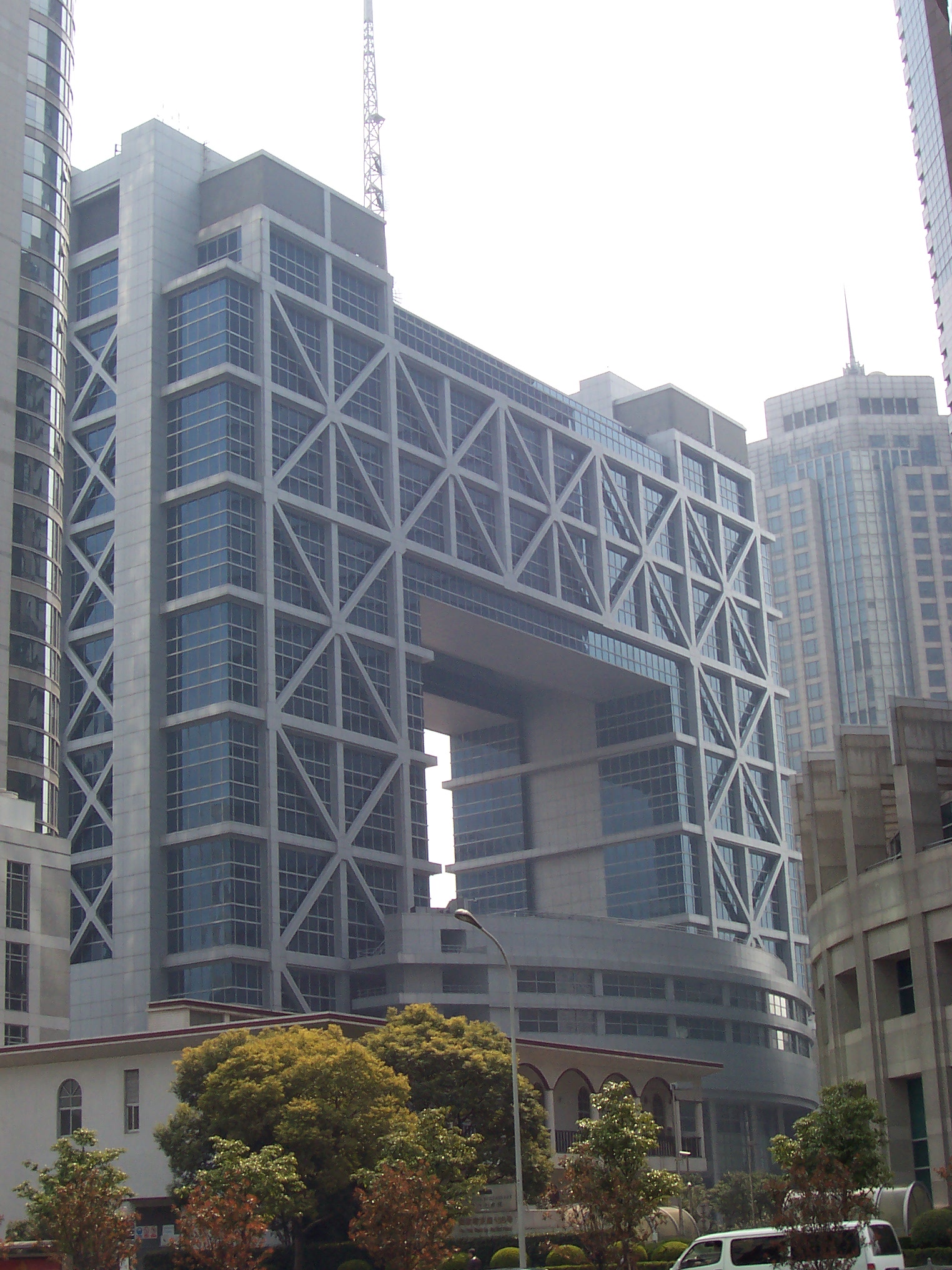 上海证券交易所浦东大楼资料图｜来源：Wikimedia Commons；螺钉