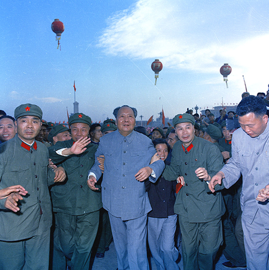 1966年10月1日,毛泽东在天安门广场接见红卫兵|来源:Wikimedia Commons;孟昭瑞摄