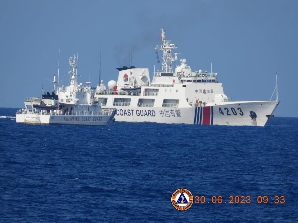 菲律宾海警与中国海警在南海相遇资料图|来源:Philippine Coast Guard / Wikimedia Commons