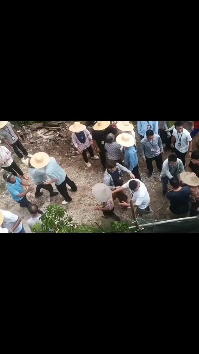 广东吴川文勇村强拆争议现场。面对基层强制拆除行动,村民聚集阻止施工,现场画面呈现行政权力与居民财产权的正面冲突|来源:X平台公开现场视频