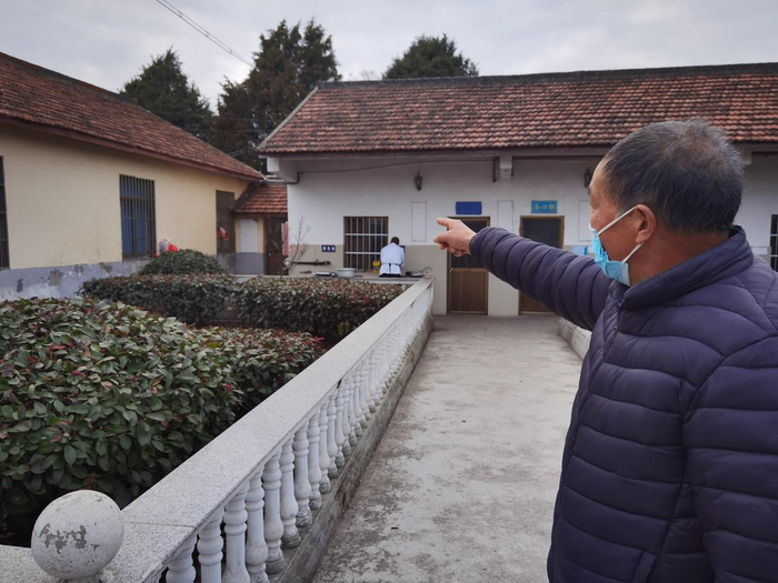 江苏启东利用闲置村小改造养老服务设施的资料图。校舍用途改变成为少子化与老龄化交汇的直观缩影｜来源：新华社 / 新浪转载
