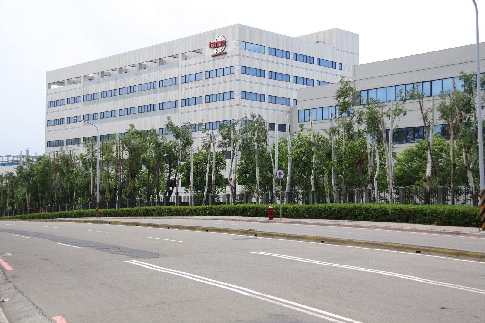 台湾新竹台积电厂房。北京长期试图压缩台湾的外交空间，但全球先进芯片供应链对台湾的依赖，让这种封锁越来越难与经济现实相容｜来源：Wikimedia Commons / Arusanov