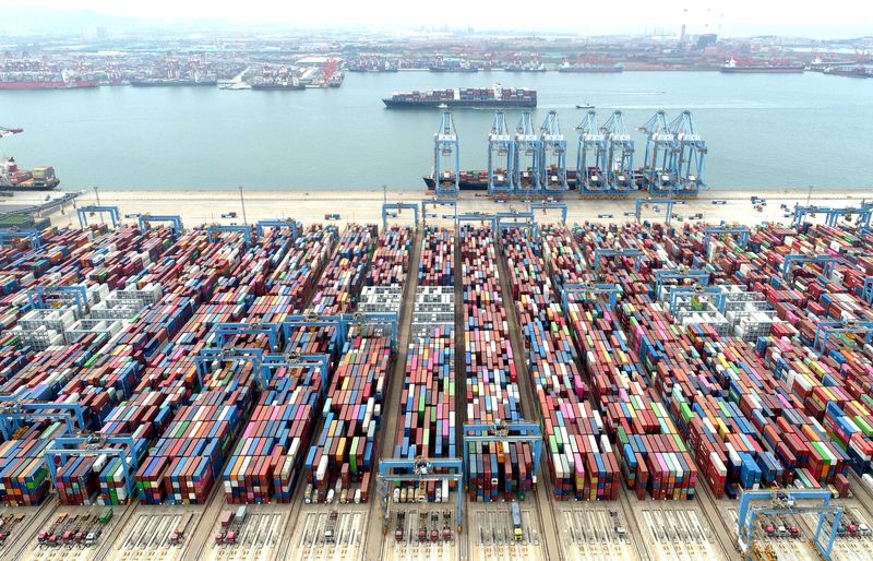 中国港口集装箱资料图。出口继续吸收庞大工业产能，也加深中国经济对海外市场的依赖｜来源：Reuters / Investing.com
