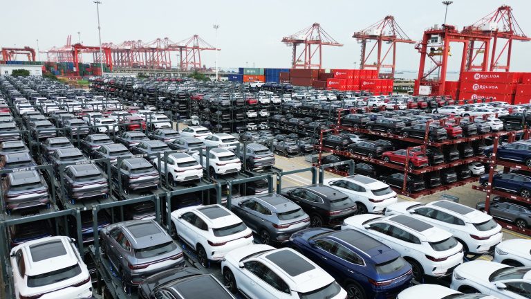 中国汽车在港口等待出口的资料图。汽车、港口与大规模外销构成中国制造业参与全球贸易竞争的直观场景|来源:Vision Times / Getty Images