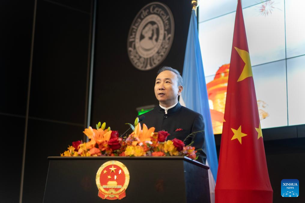 中国驻阿根廷大使王卫资料图。报道所涉使馆由王卫担任大使;该图为公开活动资料图片,并非2026年8月24日场地协调或外交交涉现场|来源:新华社/中国驻阿根廷使馆活动