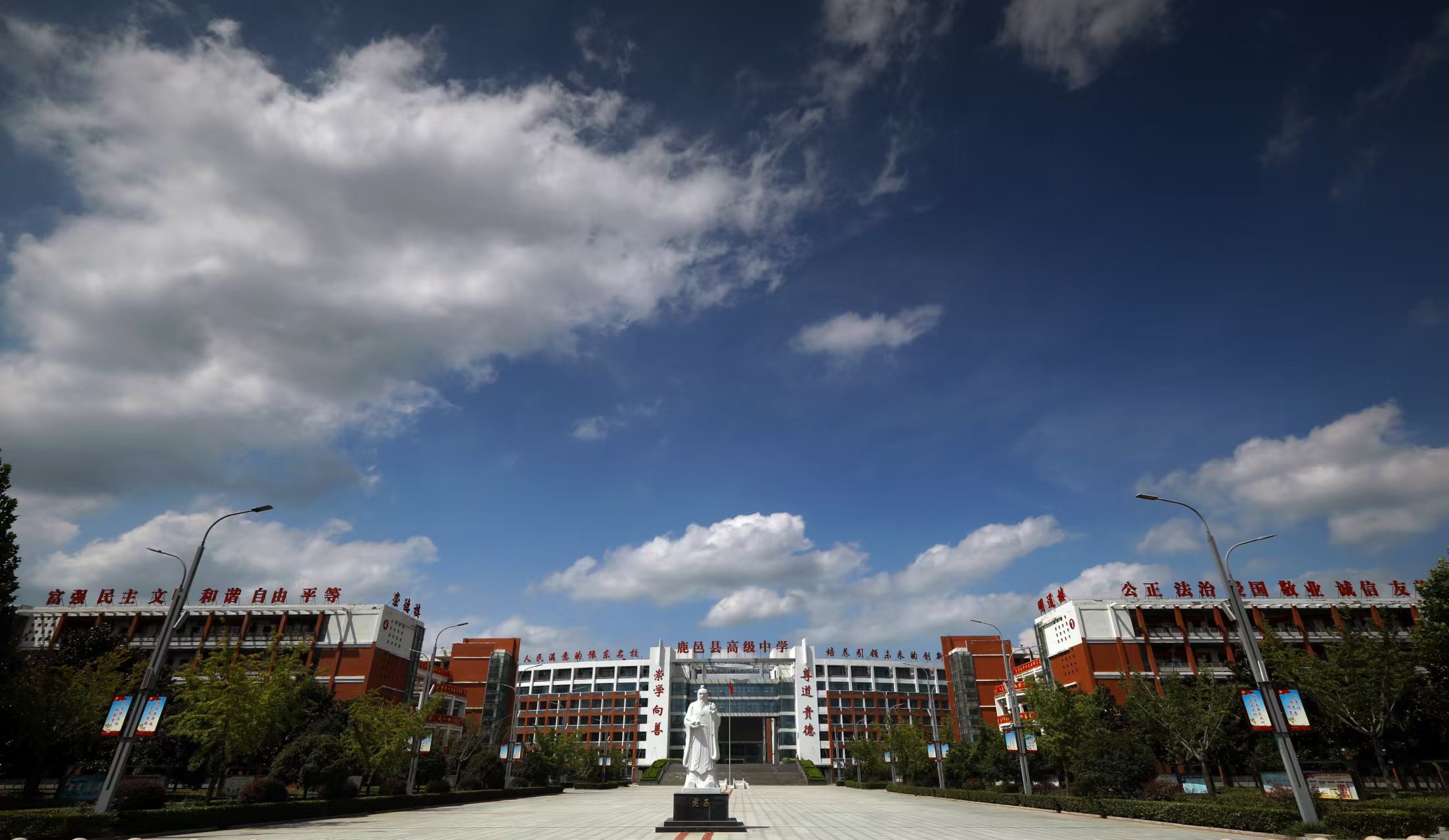 鹿邑县高级中学校主楼与校园广场资料图|来源:鹿邑县高级中学校官网