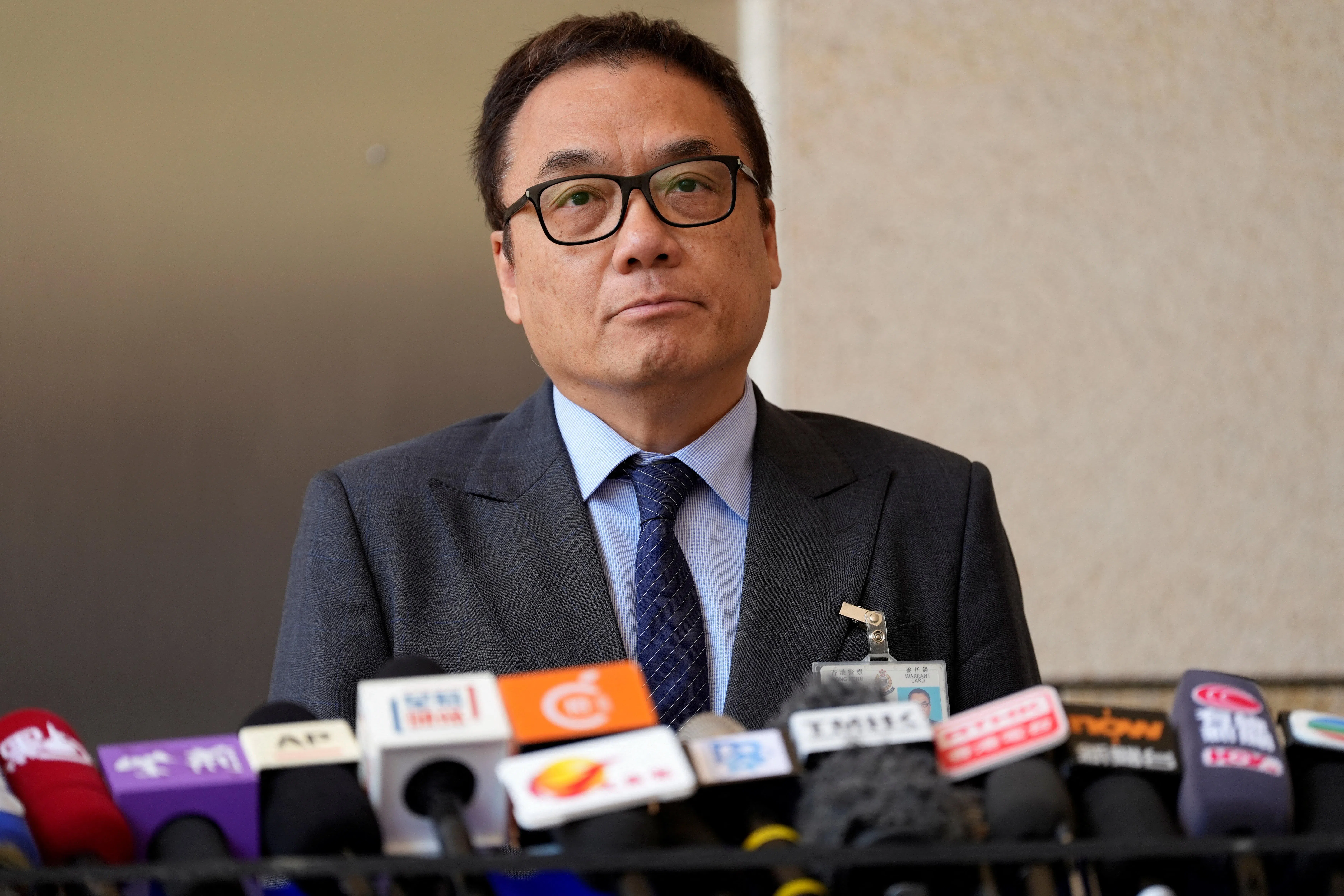 2026年9月11日,香港警务处国安处总警司李桂华在西九龙法院外就支联会案判刑接受媒体采访。图片来源:联合早报转引路透社|来源:联合早报/路透社