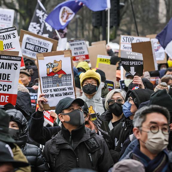 伦敦反对中国“超级大使馆”计划的抗议现场。香港流亡者和异议人士长期担忧中共在英国扩大监控与跨境镇压能力｜来源：Le Monde