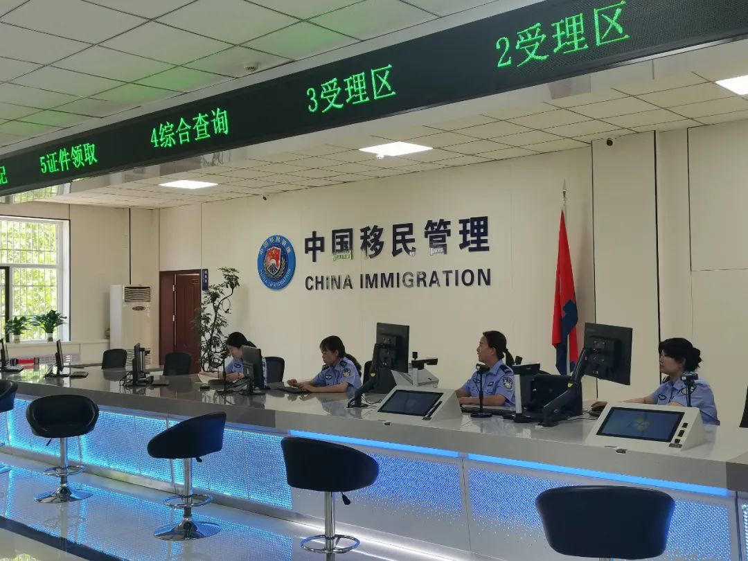 中国移民管理出入境受理大厅资料图。正式出入境管理由国家移民管理体系承担，但越来越多单位也在内部实施护照和出境审批｜来源：甘肃政务服务网