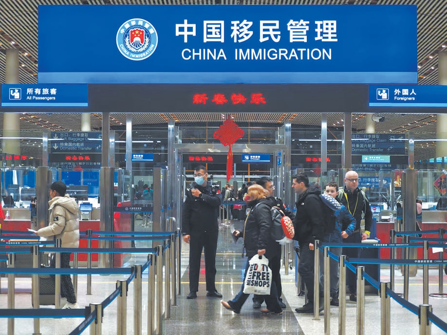 北京口岸中国移民管理边检现场。现实中，部分职工在抵达机场之前就必须先通过单位内部的出境审批｜来源：北京市人民政府外事办公室
