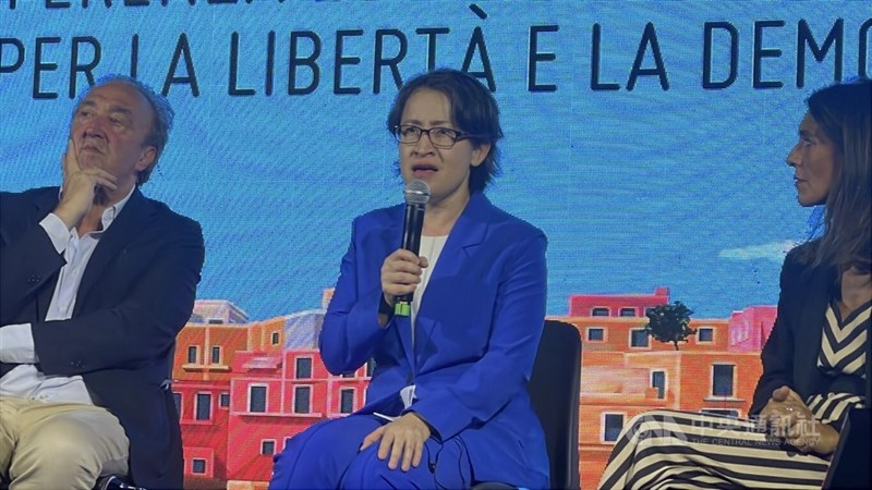 台湾副总统萧美琴在意大利文托泰内欧洲自由与民主论坛发言。她表示台湾和其他国家一样，有权与理念相近的伙伴交往｜来源：中央社 Focus Taiwan