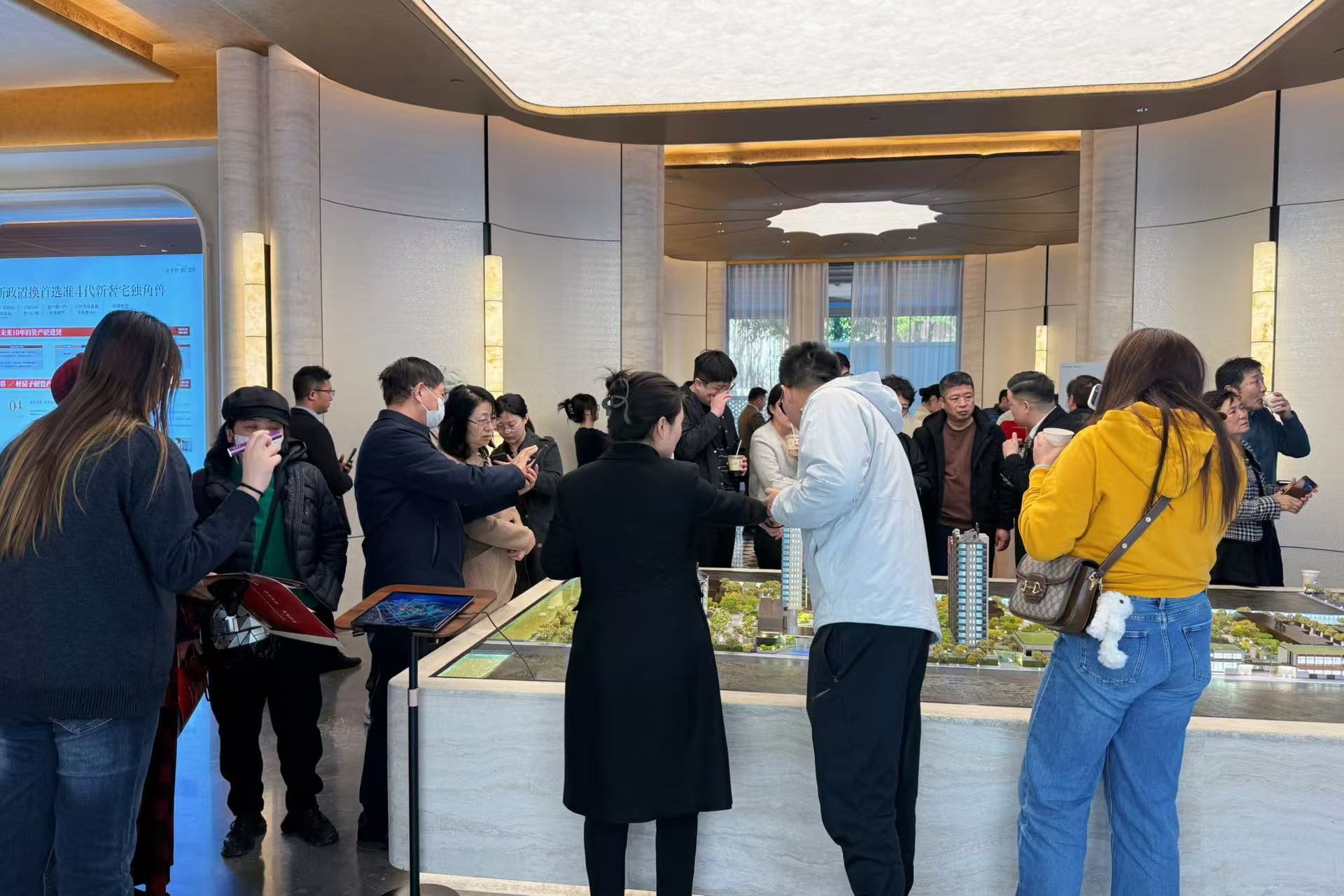 中国房地产售楼处资料图。居民贷款连续第6个月收缩，房地产仍是家庭加杠杆意愿下降的重要背景｜来源：21世纪经济报道