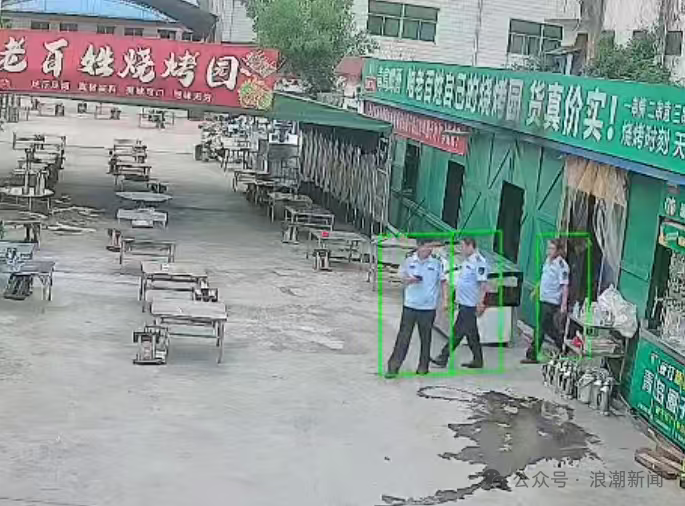 执法人员在张先生烧烤园门口检查。多部门在两个月内反复上门，最终造成经营压力持续累积｜来源：新浪财经 / 浪潮新闻