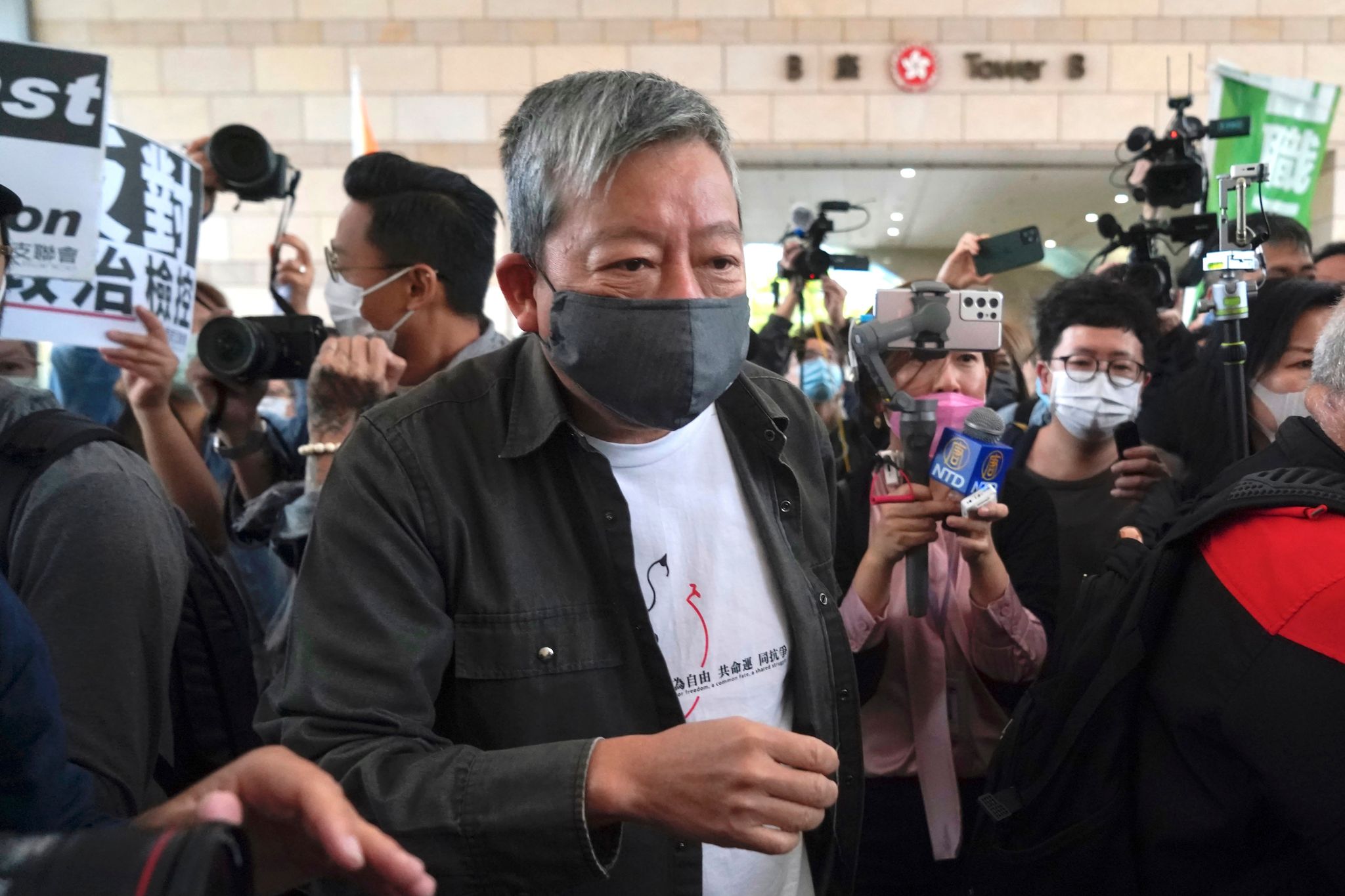 前香港支联会主席李卓人进入法院。支联会案把长期政治主张与社会动员能力纳入“煽动颠覆”罪责｜来源：AP via Lake County Star