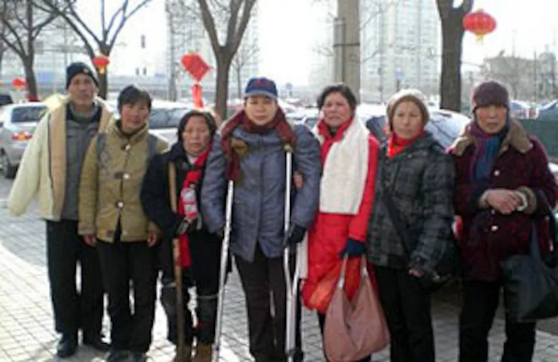 2012年2月9日,葛志慧状告丰台公安滥权拘留案开庭,多名访民前往法院声援;画面中拄双拐者为葛志慧|来源:自由亚洲电台