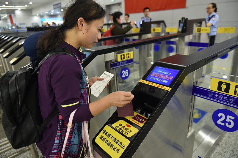 上海机场旅客使用自助边检通道资料图｜来源：央广网