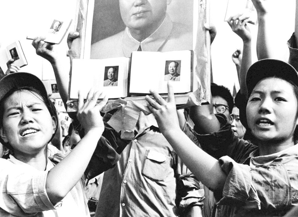1966年9月，北京红卫兵集会高举毛泽东画像和《毛主席语录》｜来源：歪脑/AP