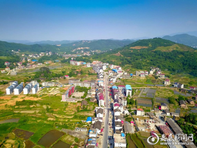 湖南新化县石冲口镇石冲口村全景资料图。大团村隶属石冲口镇，土地、安置与矿业开发问题构成此次维权事件的地方背景｜来源：娄底新闻网