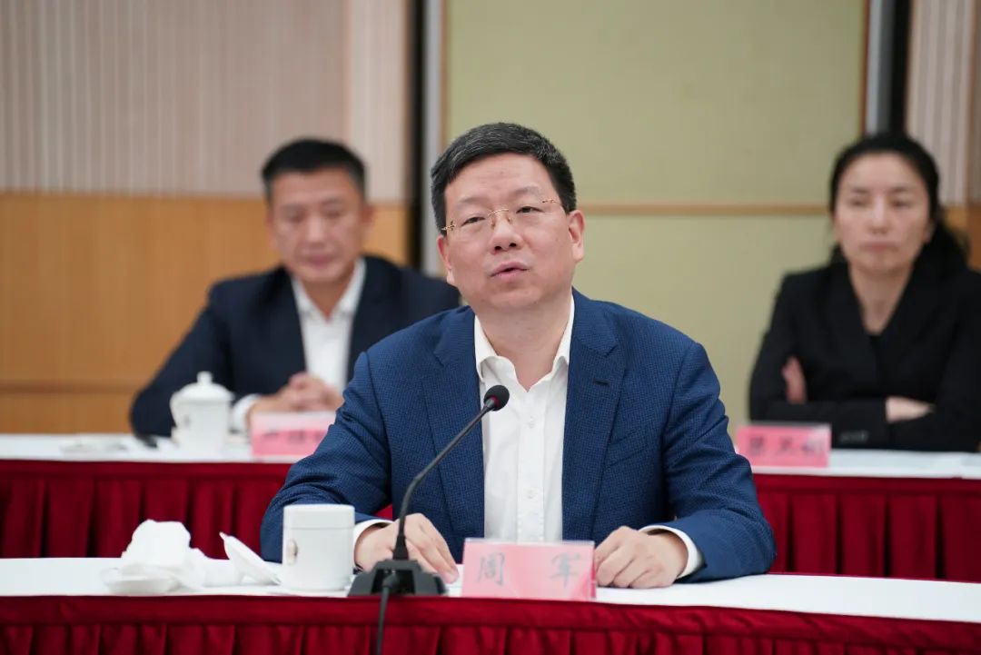 2023年4月,周军以时任上实集团总裁、上海医药董事长身份出席政企座谈会|来源:澎湃新闻·奉贤区融媒体中心